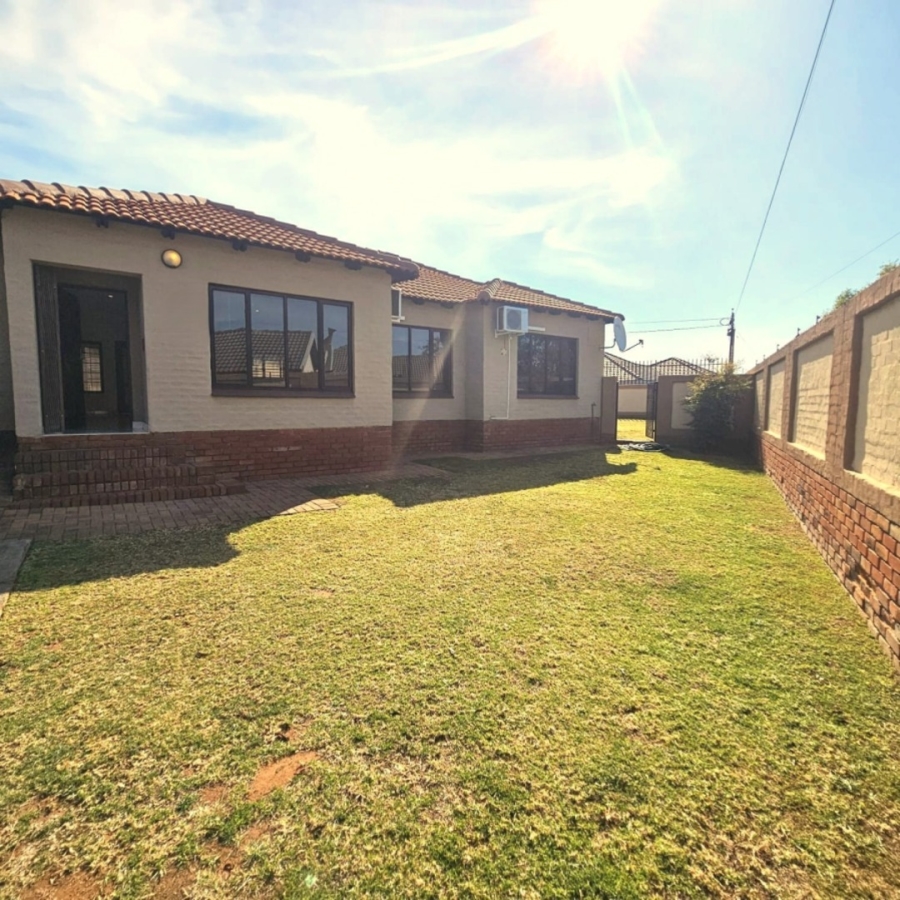 To Let 3 Bedroom Property for Rent in Safari Gardens North West